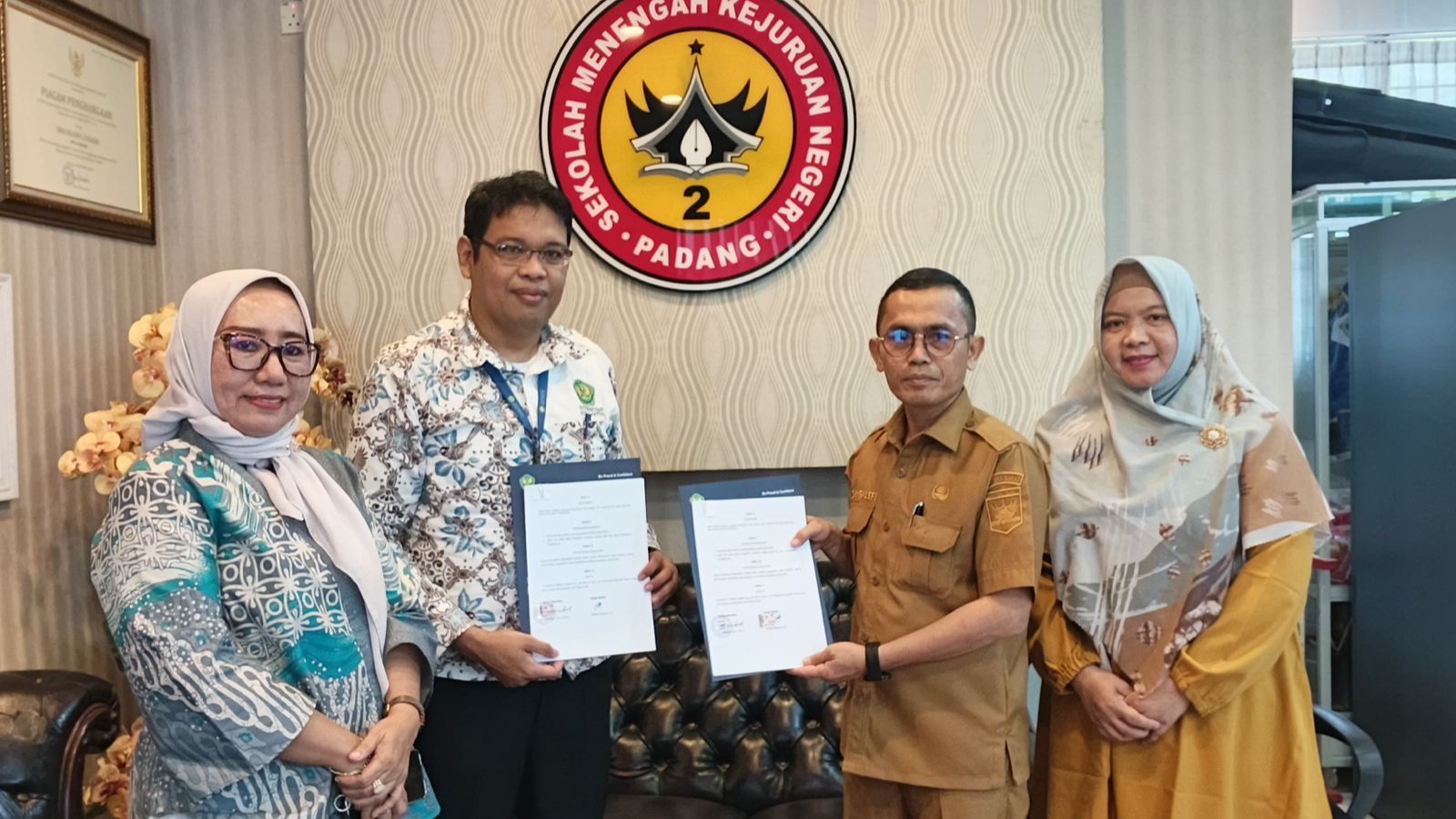 SMKN 2 Padang dan Divisi Layanan Bahasa Asing dan Balai Latihan Kerja Universitas Bung Hatta Tandatangani Perjanjian Kerja Sama